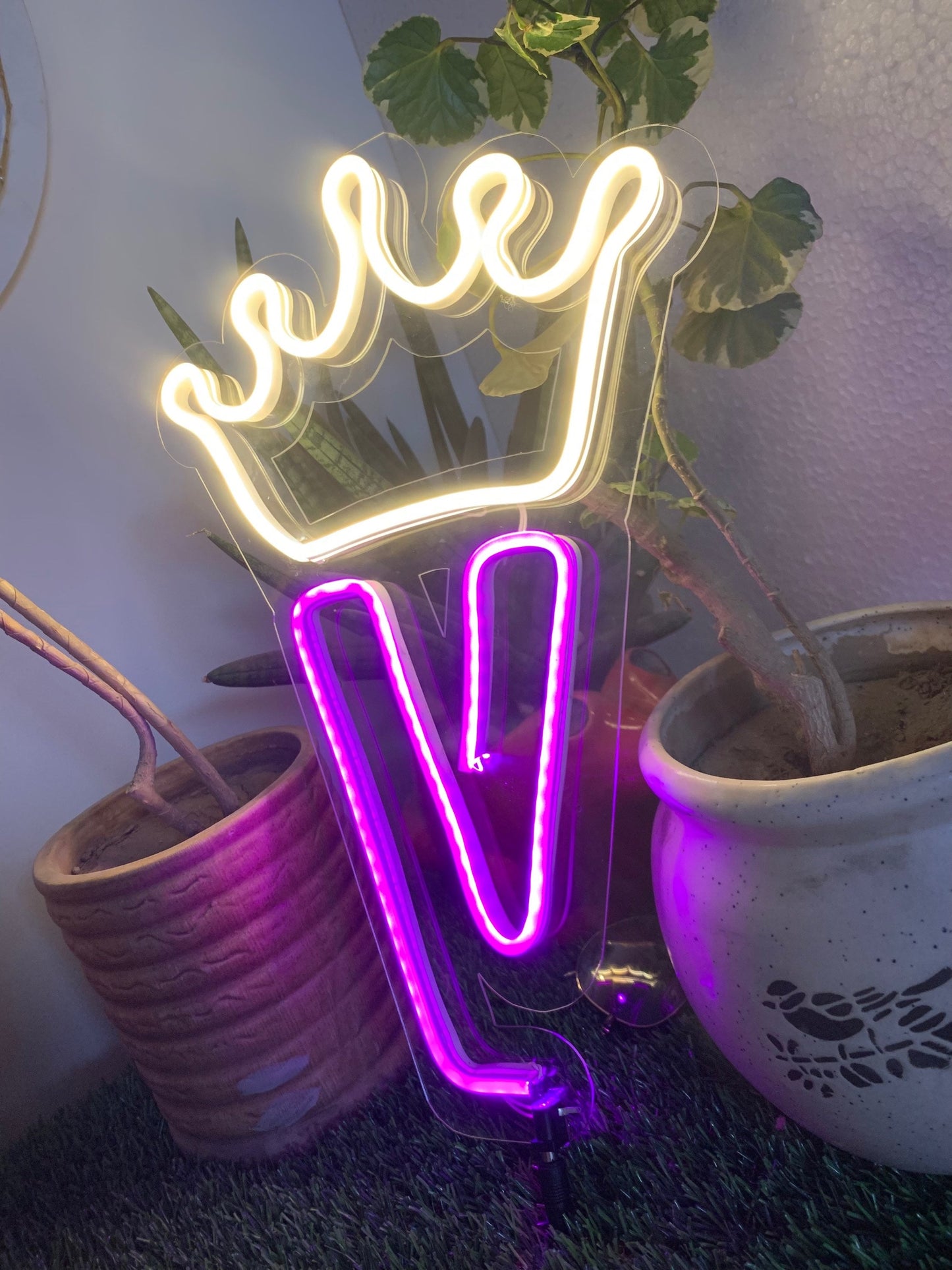 Initial with a crown Neon