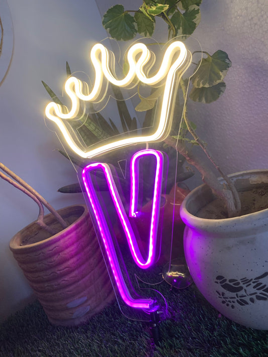 Initial with a crown Neon